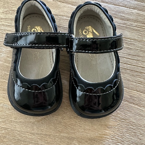 See Kai Run Girls Jane II black patent leather Mary Jane shoes, size 4 - Picture 1 of 4